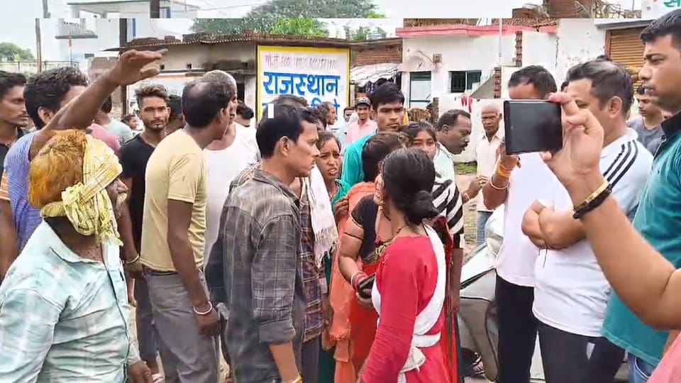 घटना से नाराज लोगों ने किया प्रदर्शन