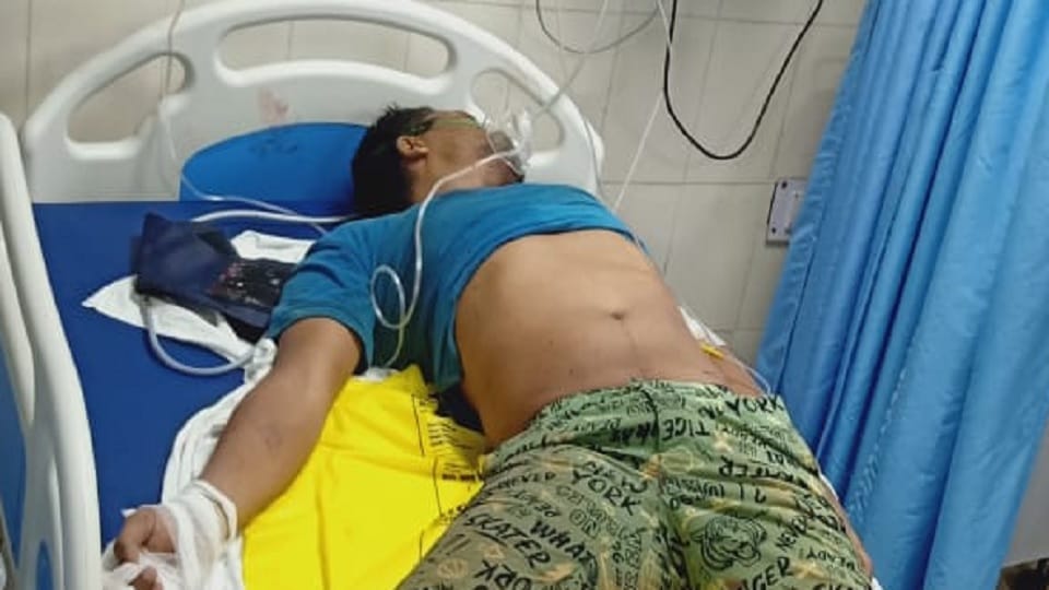 High speed car collided with divider NMDC employee died treatment of injured continues in Jagdalpur