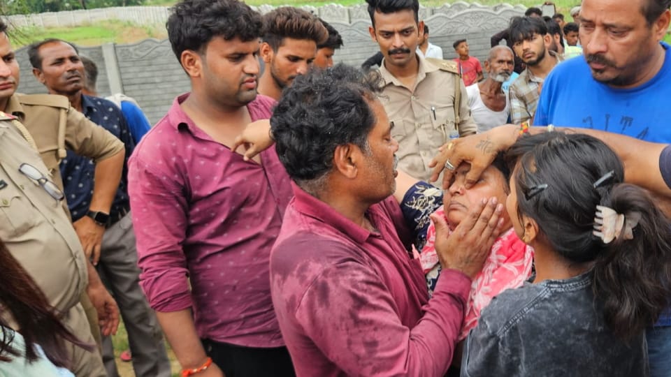 Hathras News Update Eyewitness Rahul Explain Account of Rescuing Women and Children from Mud News in Hindi