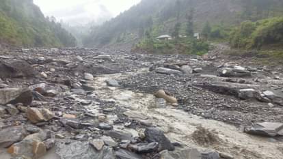 Himachal Weather: भारी बारिश से सराज में तबाही, पंडोह डैम के पास हाईवे धंसा, 63 सड़कें ठप, देखें तस्वीरें Himachal Weather: Heavy rains cause devastation in Seraj, highway near Pandoh Dam collapses, many roads blocke
