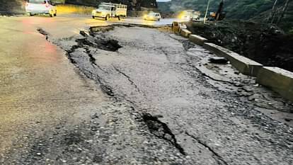 Himachal Weather: भारी बारिश से सराज में तबाही, पंडोह डैम के पास हाईवे धंसा, 63 सड़कें ठप, देखें तस्वीरें Himachal Weather: Heavy rains cause devastation in Seraj, highway near Pandoh Dam collapses, many roads blocke