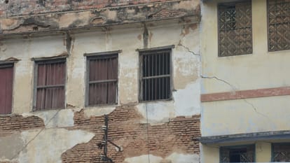 Vishwanath Temple 143 dilapidated houses one km radius families living even after notice issued nagar nigam
