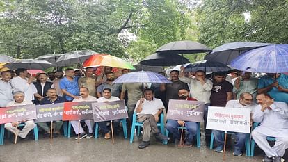 Congressmen staged a protest outside the SSP office amidst rain in rudrapur