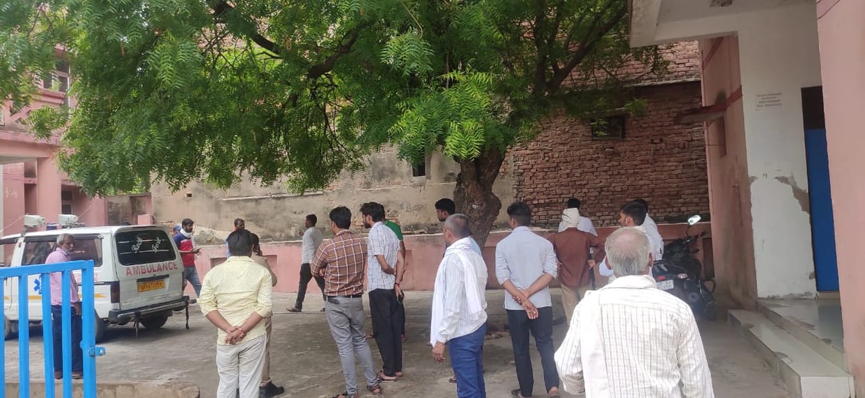 Chitrakoot Road Accident, Uncontrolled car hit a tree, two youths died, bodies sent for postmortem