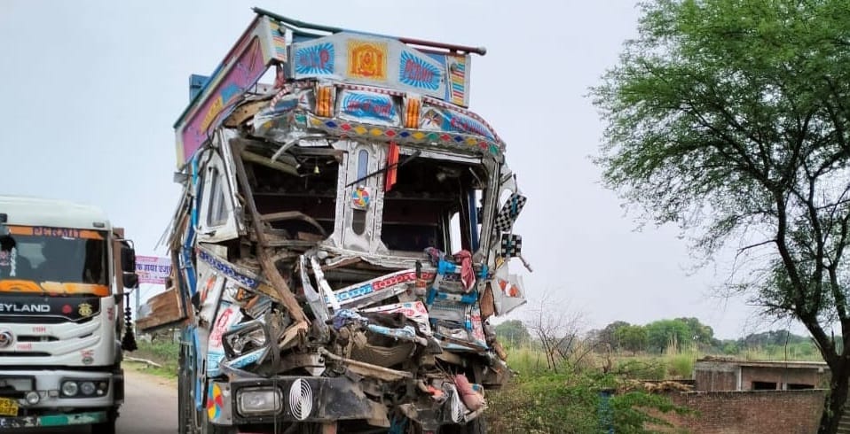 Fatehpur Accident, Uncontrolled truck collided with a dumper, driver died and cleaner seriously injured
