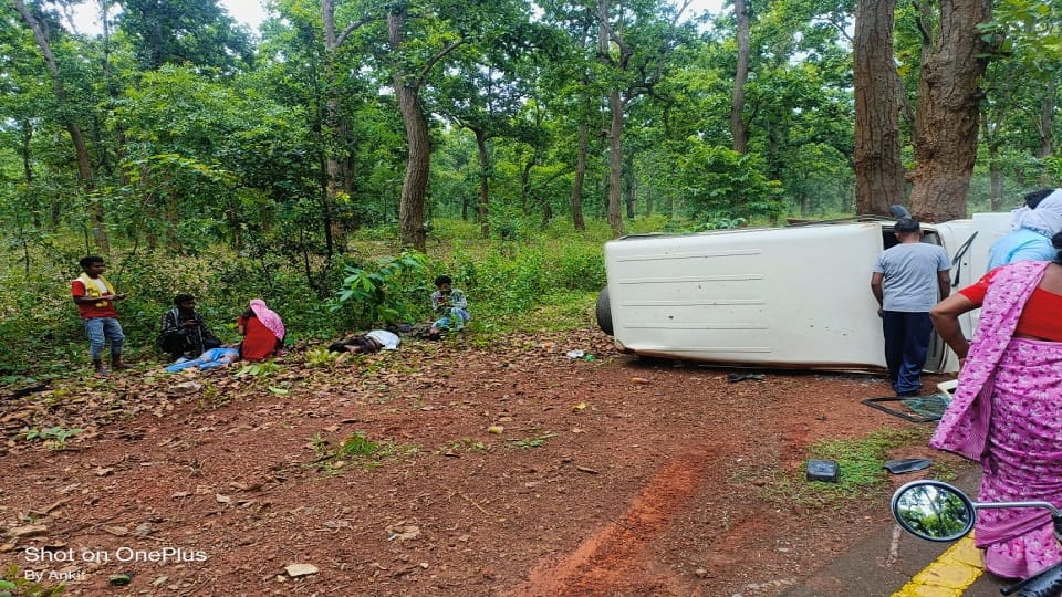 car ofy ouths going to temple for darshan overturned near Asana three people injured in accident in Jagdalpur
