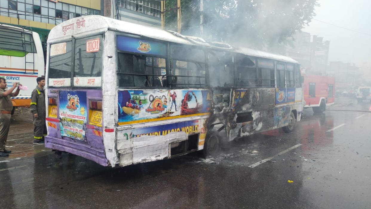 Fire broke out in a CNG bus in front of Charak hospital in Lucknow.
