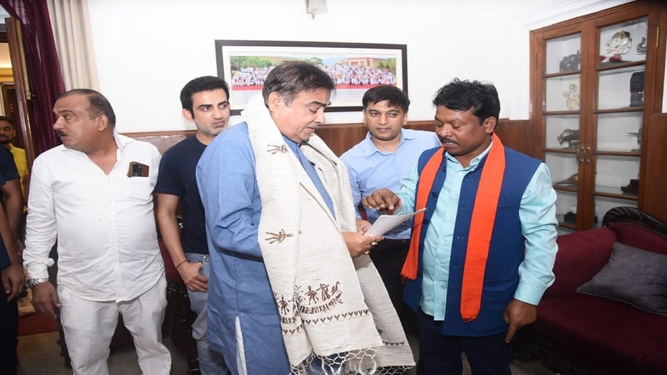 MP Mahesh Kashyap met Union Road Transport Minister Nitin Gadkari in Jagdalpur