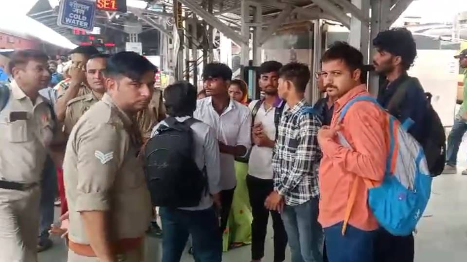 passengers caught and fined who travelling without ticket During magistrate checking at Mathura Junction