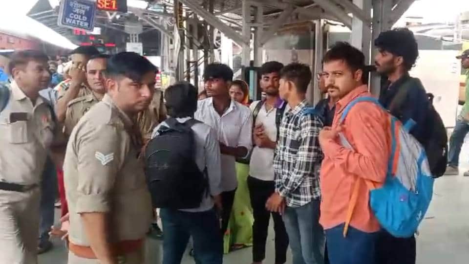 पकड़े गए बिना टिकट यात्रा कर रहे यात्री