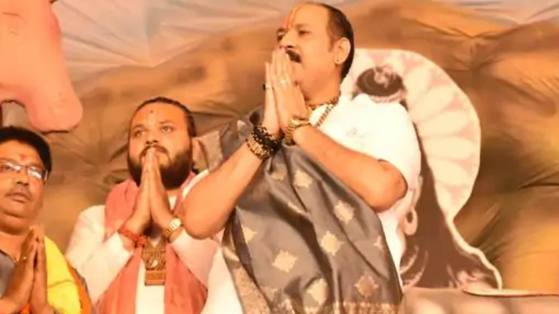 पं. प्रदीप मिश्रा ने पहले कथा रद्द करने की बात कही, फिर कहा कि कथा जारी रहेगी