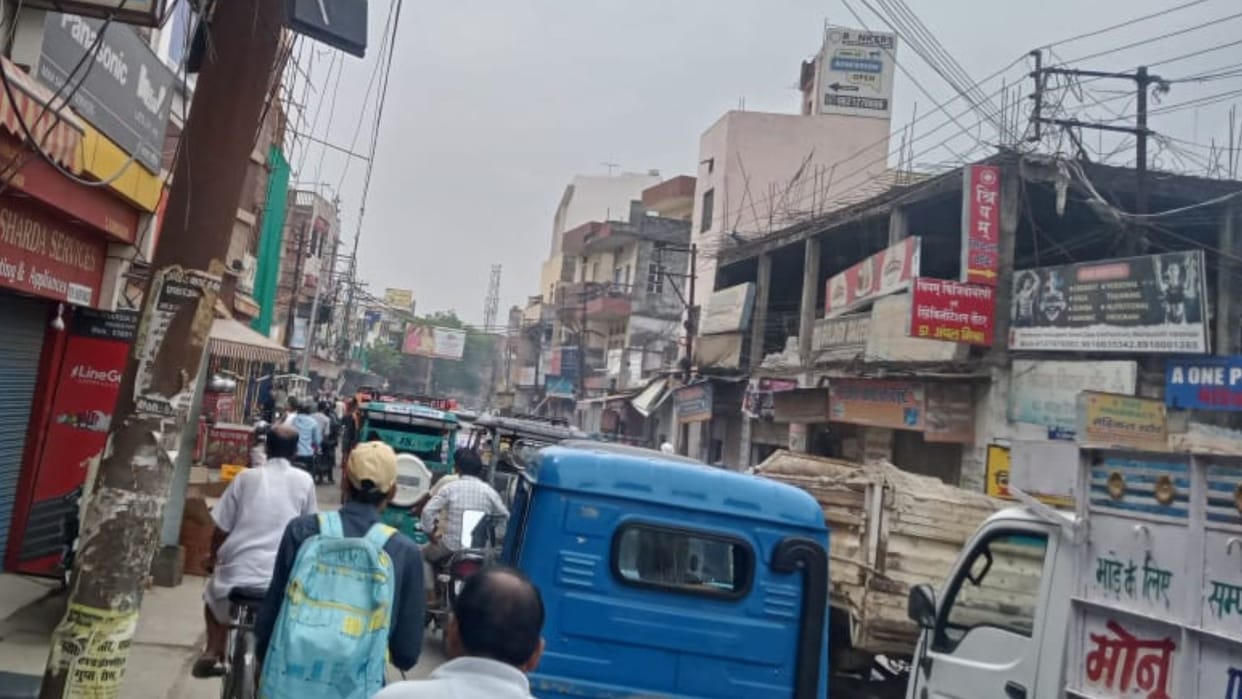 Pandeypur Chaukghat road grip of jam traffic in streets too ambulances and school vehicles stuck