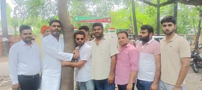 पेड़ से चिपके अतुल प्रधान व उनके समर्थक