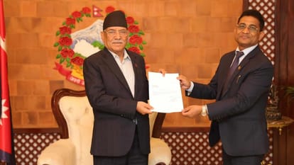 नेपाल में गिरी प्रचंड सरकार, गठबंधन के मंत्रियों ने दिया इस्तीफा