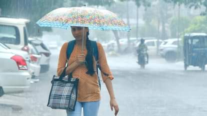 पंचकूला में बरसात के बीच जाती युवती