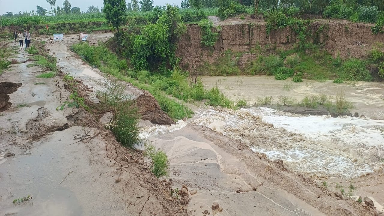 school closed up to class VIII closed due to heavy rain in Bareilly