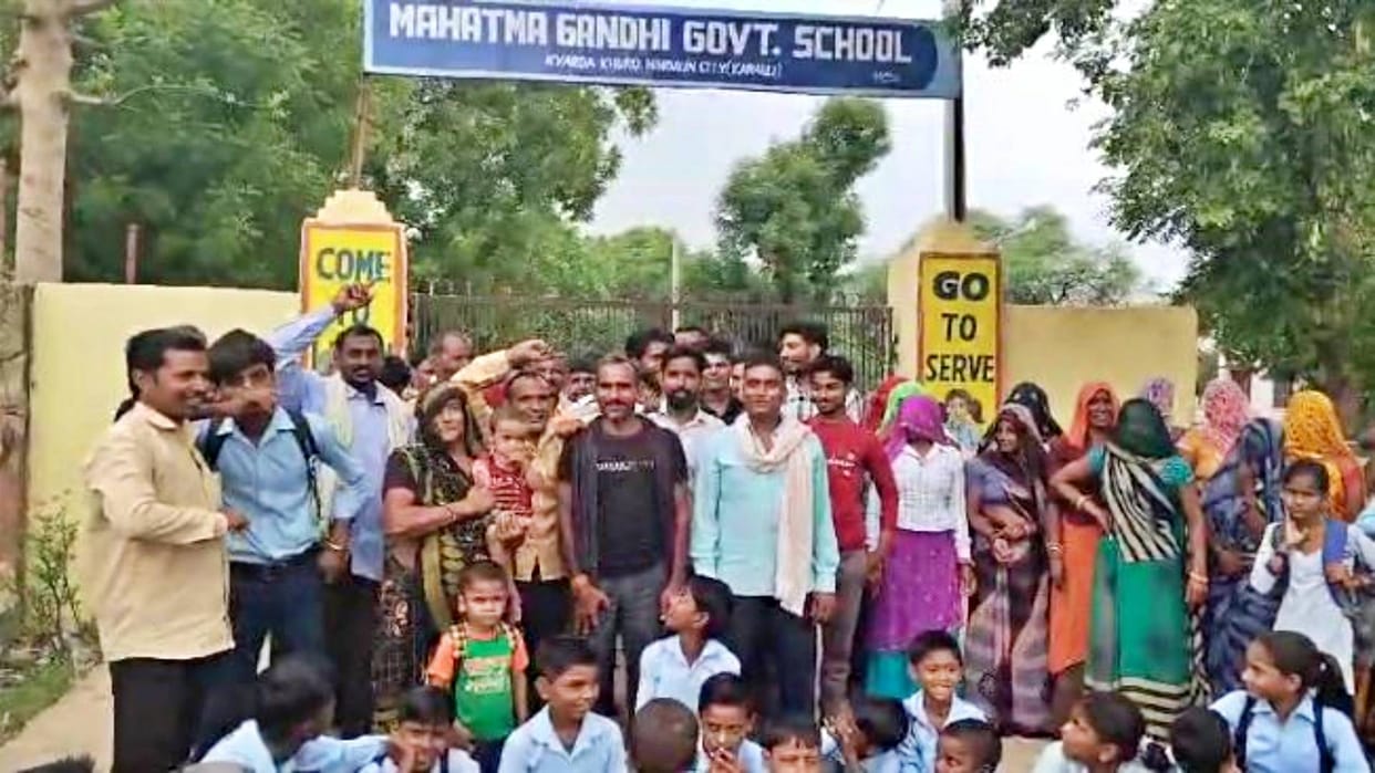 Karauli education is in Hindi medium till 9th then why is 10th in English Protest locking school gate