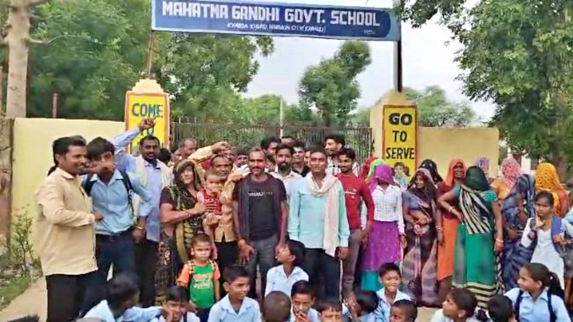 प्रदर्शन करते ग्रामीण