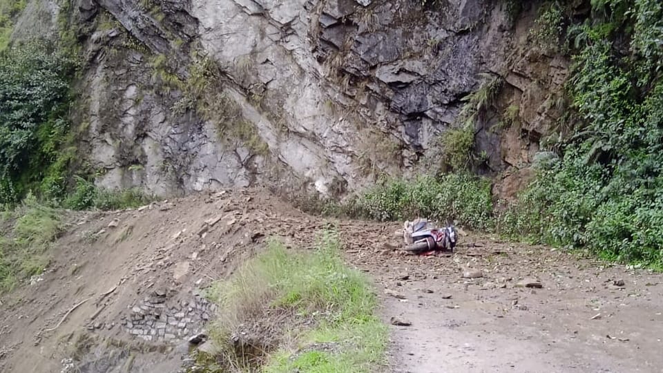 Chamoli News Landslide on Tharali road youth dies after vehicle hit by debris two injured