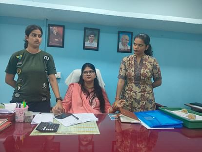 Ujjain: सहायक अभियंता 60,000 की घूस लेते हुए गिरफ्तार, 10 लाख रुपये का बिल पास करने के बदले मांगी थी रिश्वत Ujjain: Assistant engineer arrested while taking bribe of Rs 60,000