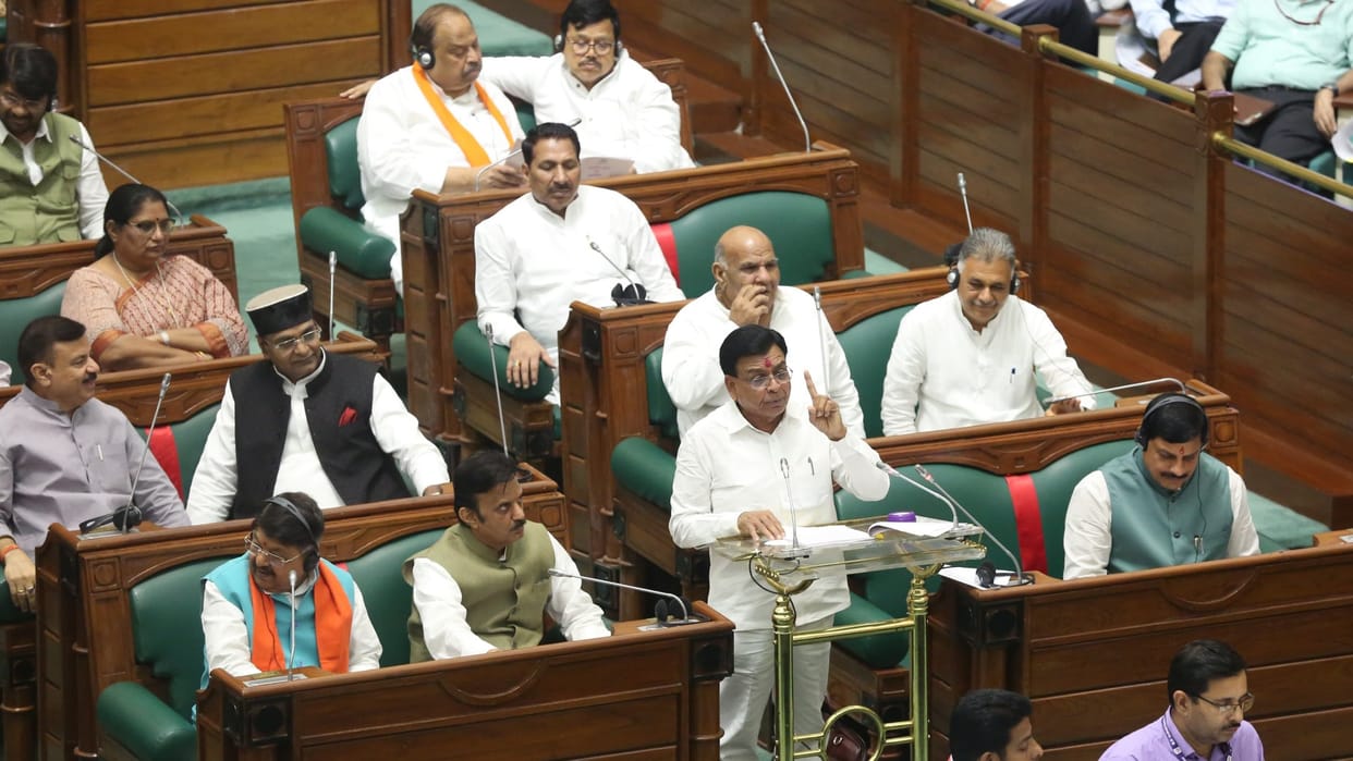 MP Budget: Deora started 'tearing Sagar's chest', Kailash said - 'Mohan government is overpowered'
