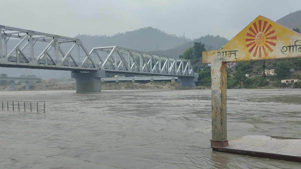 Uttarakhand Rain landslides roads closed water level of Alaknanda increased Badrinath Yamunotri Highway