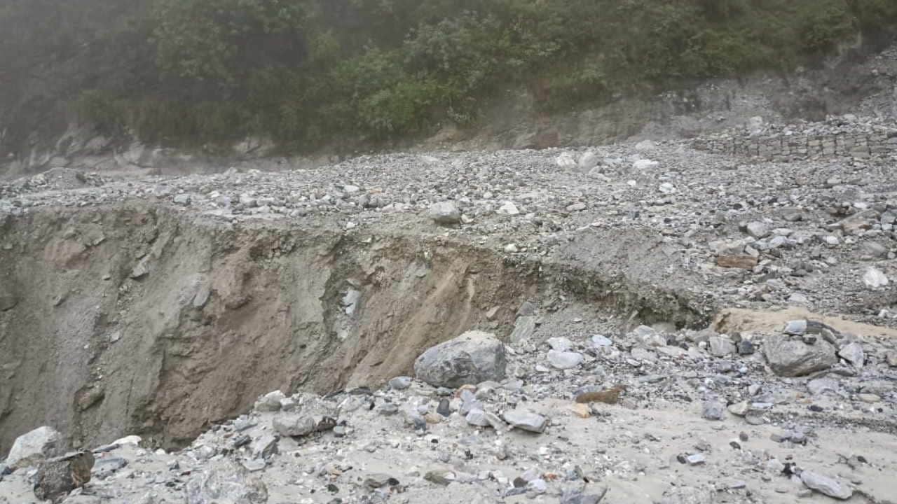 Uttarakhand Rain landslides roads closed water level of Alaknanda increased Badrinath Yamunotri Highway