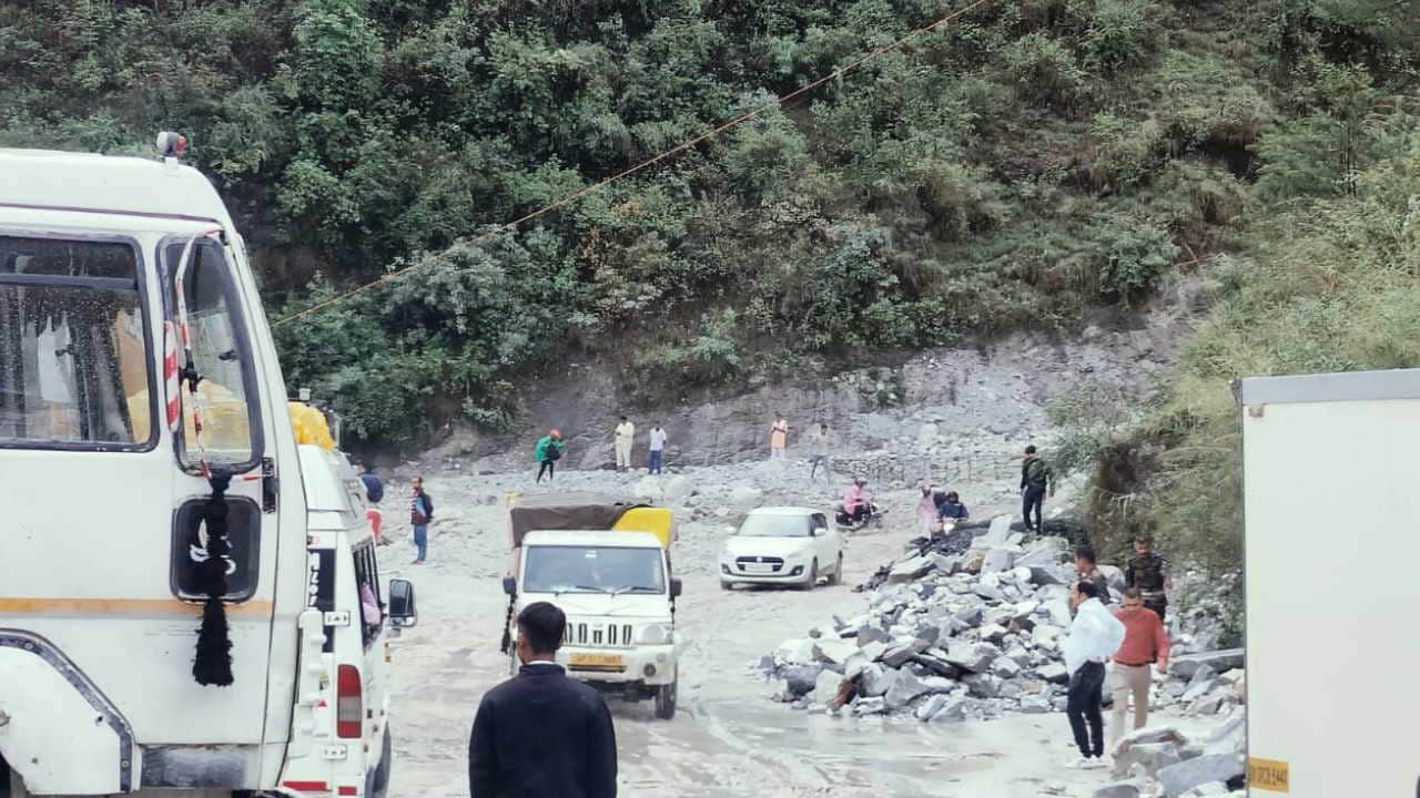 Uttarakhand Rain landslides roads closed water level of Alaknanda increased Badrinath Yamunotri Highway