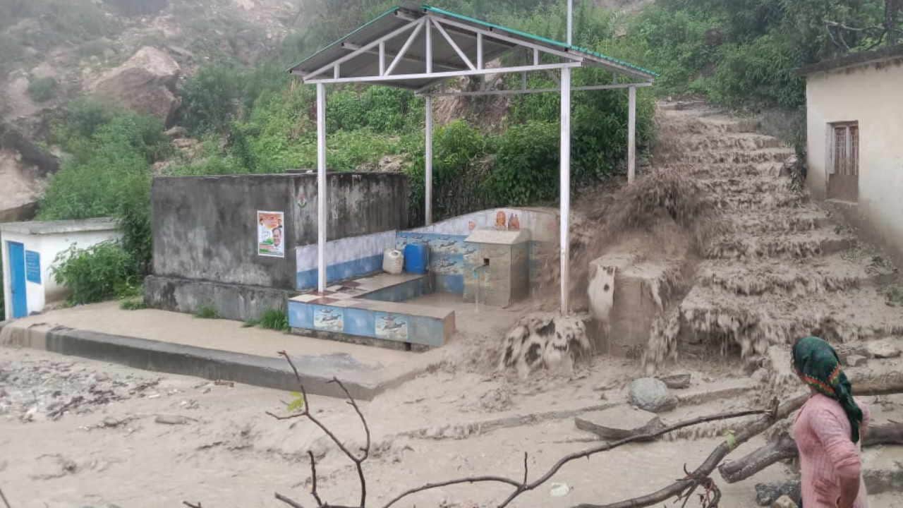 Uttarakhand Rain landslides roads closed water level of Alaknanda increased Badrinath Yamunotri Highway