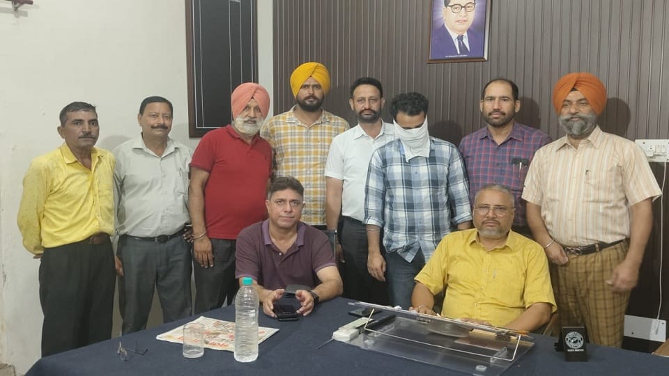 punjab vigilance bureau arrested Patwari for taking bribe in Pathankot