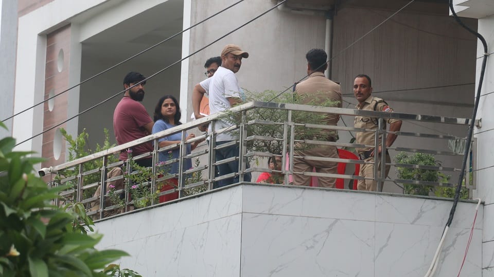 After catching District Excise Officer red-handed taking bribe Vigilance team raided his residence in kashipur