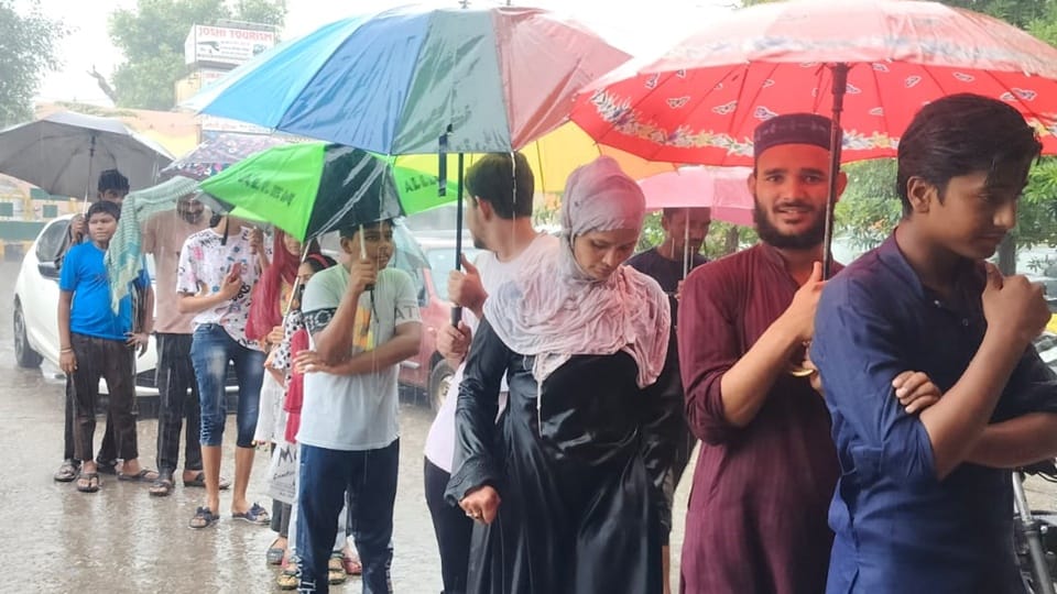 Moradabad: Aadhaar update has become big problem.. People are standing in line even in rain