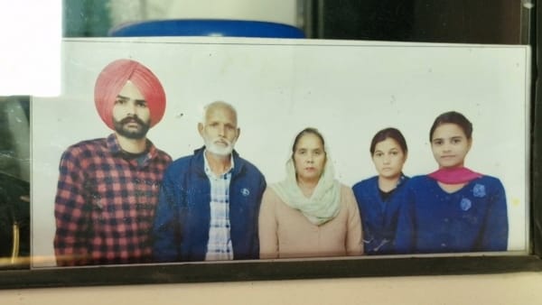 अग्निवीर के रूप में सर्वोच्च बलिदान देने वाले सैनिक अजय कुमार का परिवार (फाइल)