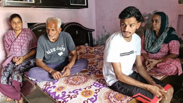 अग्निवीर के रूप में सर्वोच्च बलिदान देने वाले सैनिक अजय कुमार का परिवार