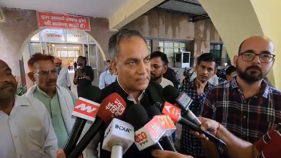 Sakar Hari advocate AP Singh came to Aligarh