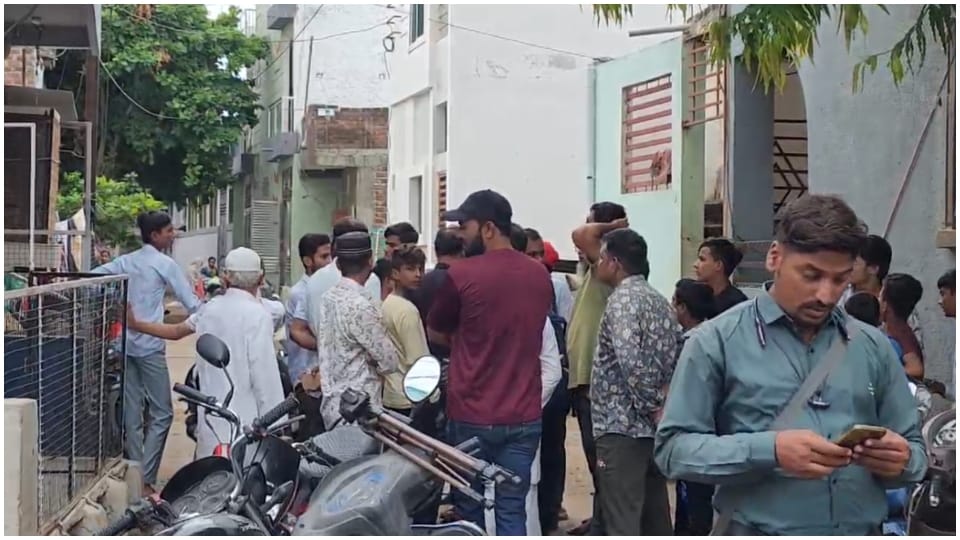 कार्रवाई के बाद मौके पर लगी भीड़।