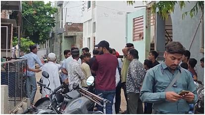 MP News: खंडवा से आतंकी गतिविधियों में शामिल नाबालिग समेत दो गिरफ्तार, सैन्य बलों पर अटैक की बना रहे थे योजना ATS detained two people including minor from Khandwa suspected to be in contact with SIMI
