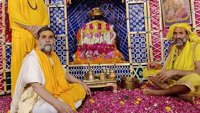 Ayodhya: Devotees were delighted after seeing the Phool Bangla tableau, a grand event was organized in Dashrath Mahal Fool bangla Jhanki in Dashrath mahal Ayodhya.