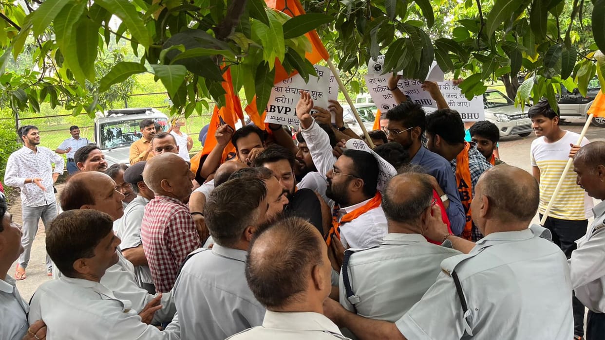 ABVP protest in BHU Central office surrounded over problems prevailing in campus