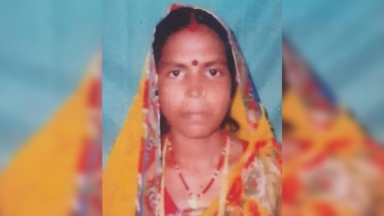 Bihar Crime Muzaffarpur dacoits slit throat of woman and killed her home owner injured during firing