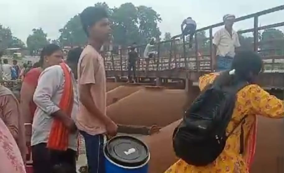 Bihar News: Boat collides with Pipa bridge in Patna, people boarded the boat to save their lives; ganga river