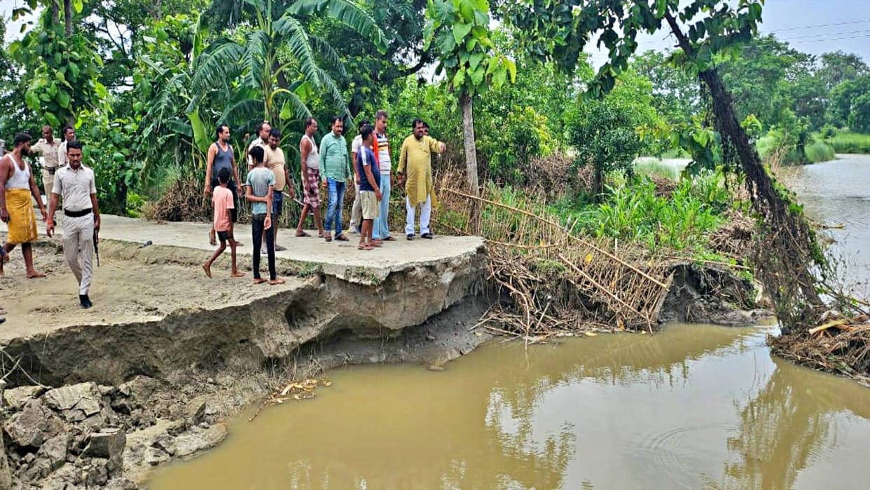 Motihari Minister krishnanandan paswan arrived to see broken dam of Harsiddhi block