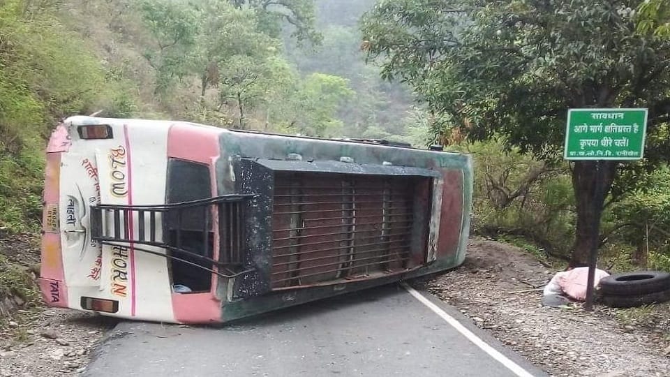 Kemu bus overturned on the road due to brake failure in almora