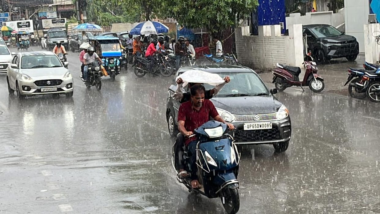 UP Weather Rain and sunshine in Varanasi youth gathered tourist places including ghats relief from heat