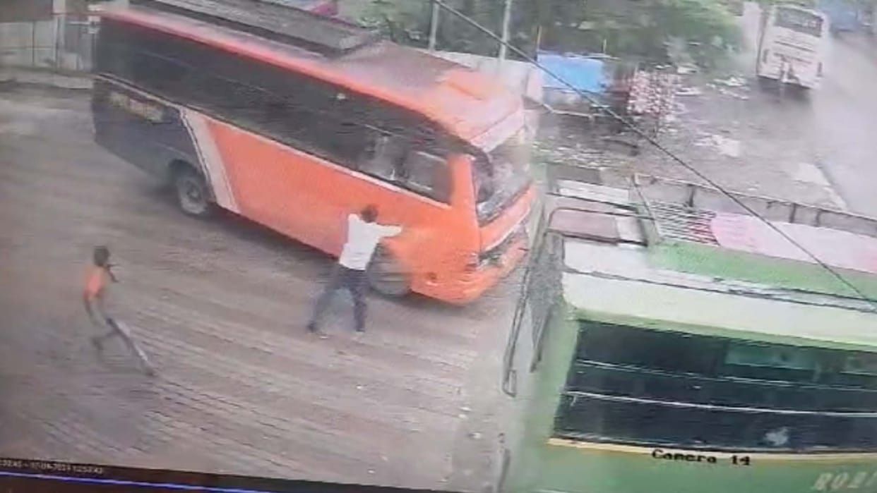 Hardoi: Bus started moving without driver, ran over petrol pump worker filling air