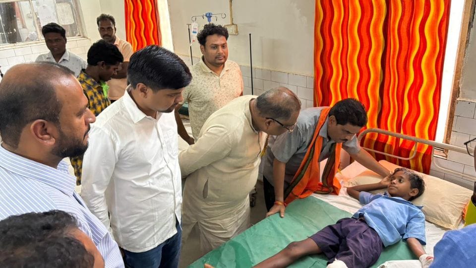 Five children studying in school were injured when plaster fell on government school in Jagdalpur