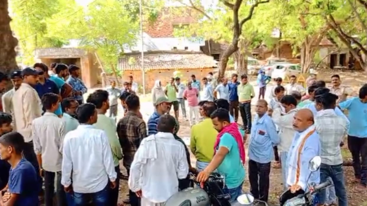 Two people died road accident in jaunpur bike rider was crushed truck woman injured