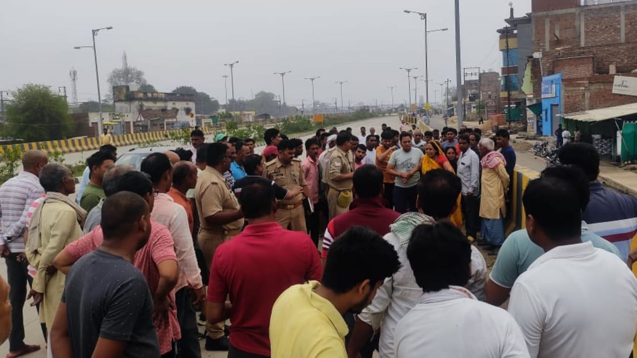 Uncontrolled truck crushed three people in mirzapur two dead one serious