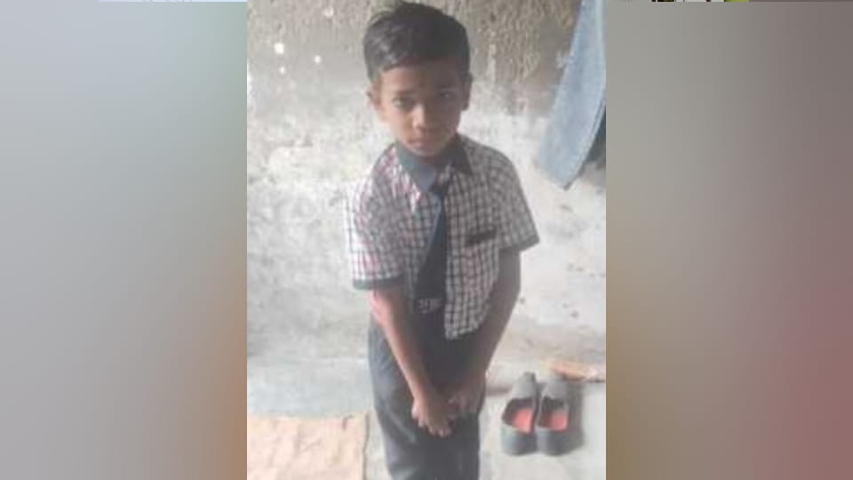 Hathras Stampede Accident Family Who Lost Two Children in Accident Target Baba News in Hindi