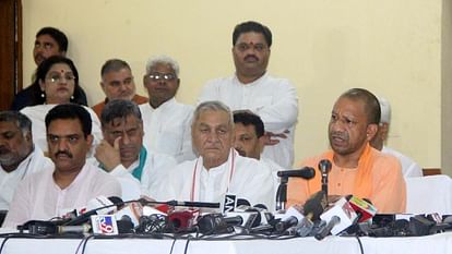 Hathras Stampede: अखिलेश से भी है 'भोले बाबा' का पुराना नाता, साकार हरि के सत्संग में शामिल हुए थे सपा प्रमुख Hathras Case Akhilesh attended Sakar Hari's Satsang old connection with 'Bhole Baba' News in Hindi